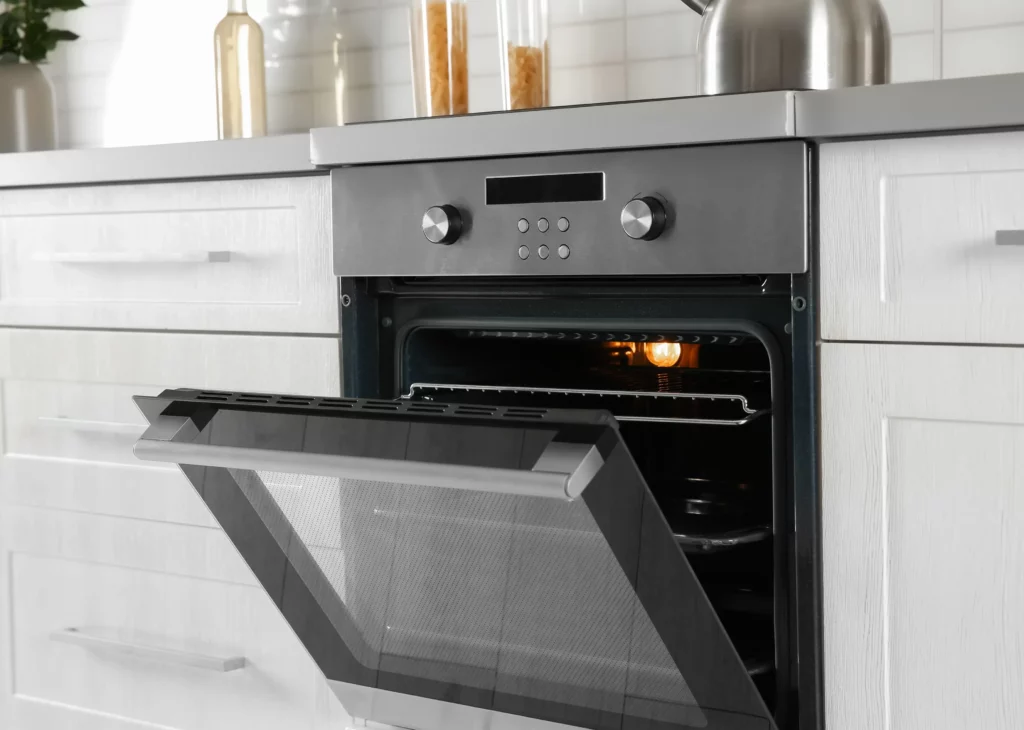 Leicht geöffneter Backofen